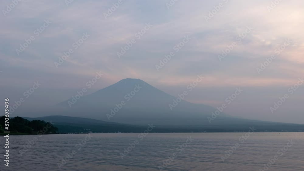 山中湖より望む夕暮れ時の富士山(タイムラプス・フィックス) 山中湖より望む夕暮れ時の富士山(タイムラプス・フィックス)
