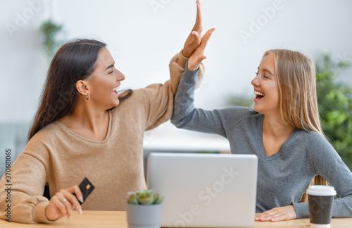 women doing online purchases