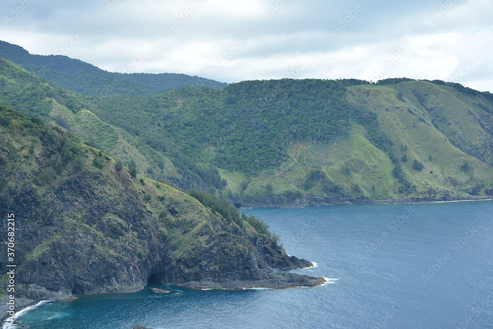 Naklejka premium Rock formation and sea water at mountain view white beach resort