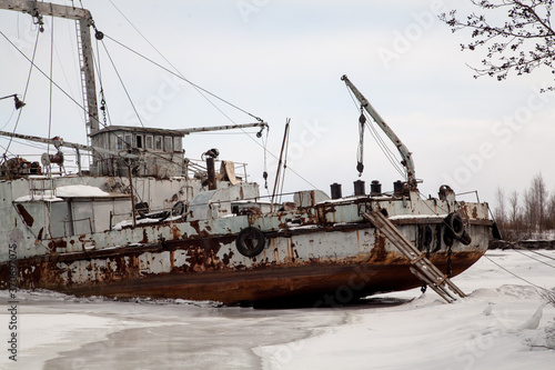 Frozen ship graveyard with two rusty industrial ships © Дэн Едрышов