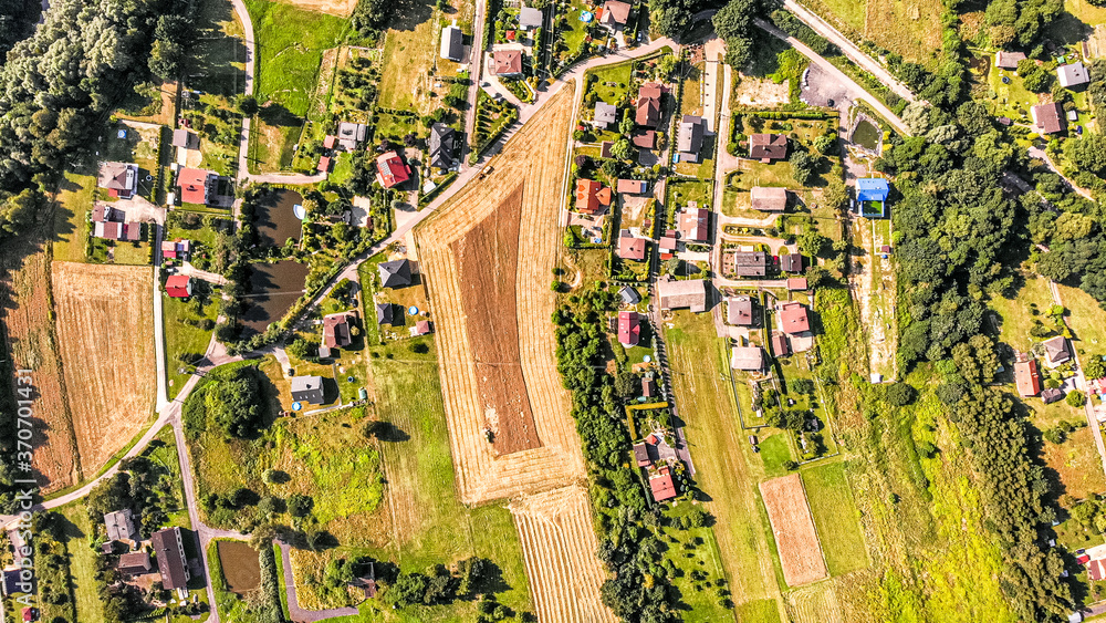 Prace rolnicze na polu z lotu ptaka, na Śląsku. Polska