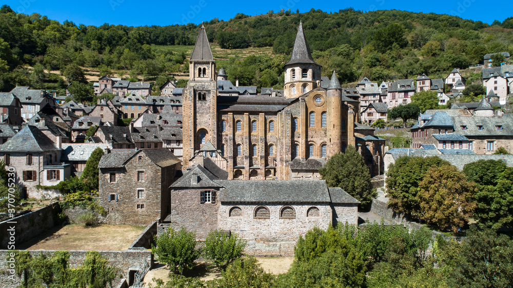 Village de Conques et son abbatiale Ste-Foy, Aveyron, France. Images aériennes