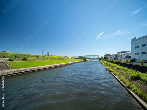 Foto 青空ひろがる東京都北区の新河岸川。8月。