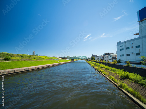 青空ひろがる東京都北区の新河岸川。8月。