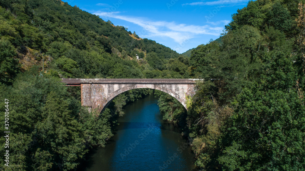 Image aérienne d'un pont abandonné au dessus de la Vallée du Lot, Aveyron, France