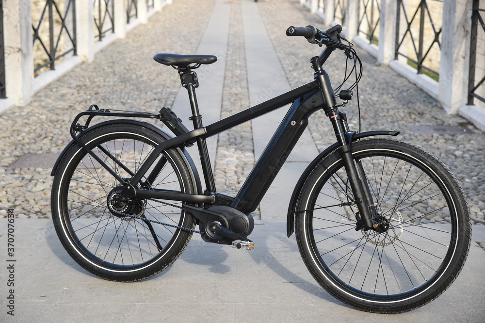 Ebike city, pedalata assistita da città. bici elettrica da città
