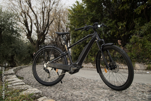 Ebike city, pedalata assistita da città. bici elettrica da città © Minelli Studio
