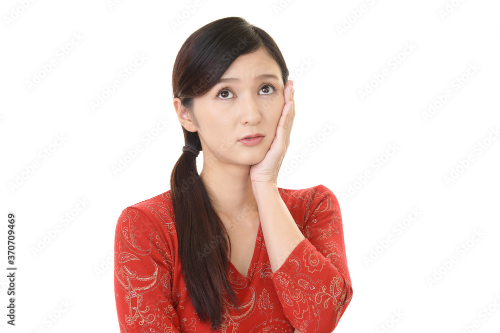 悩む女性