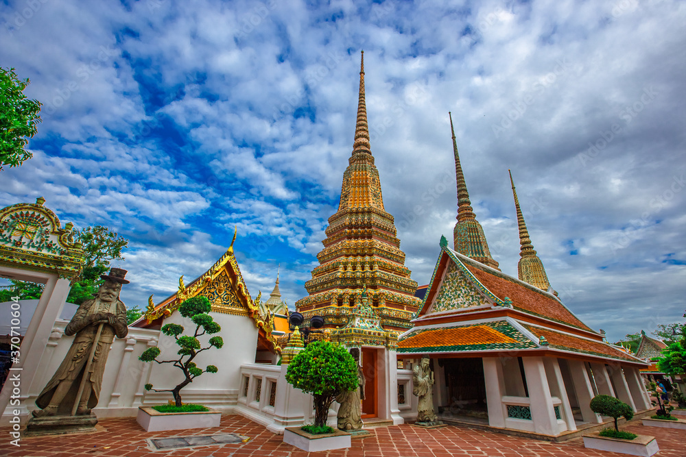 background of important religious attractions in Bangkok (Wat Phra Chetuphon (Wat Pho - reclining Buddha), a large pagoda and beautiful sculptural art give future generations to explore its history