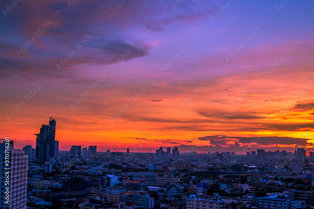 Obraz premium abstract background of the green leaves in the park,with the blur of bokeh,the light from the colorful shelter falling onto,a kind of artistic beauty of nature