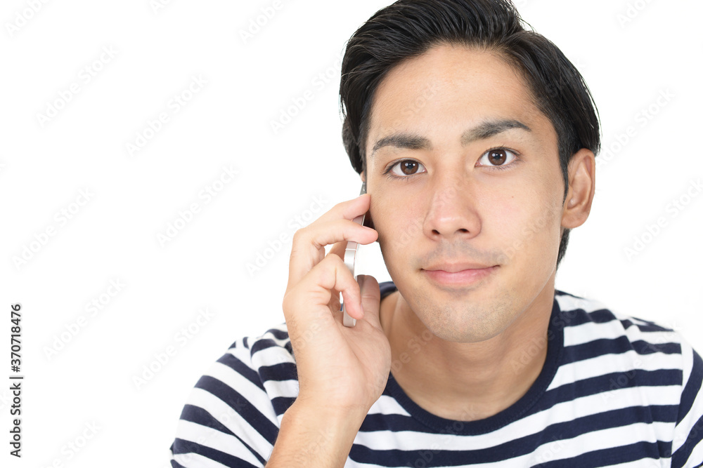 スマートフォンで通話中の男性 スマートフォンで通話中の男性