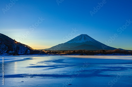 夜明けの富士山、山梨県富士河口湖町精進湖にて