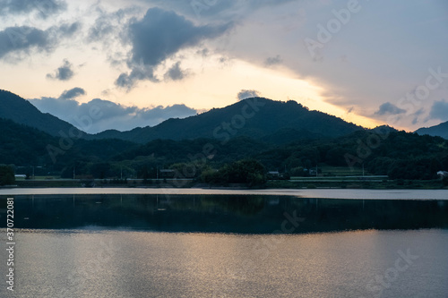 もうすぐ日の出の空と湖。