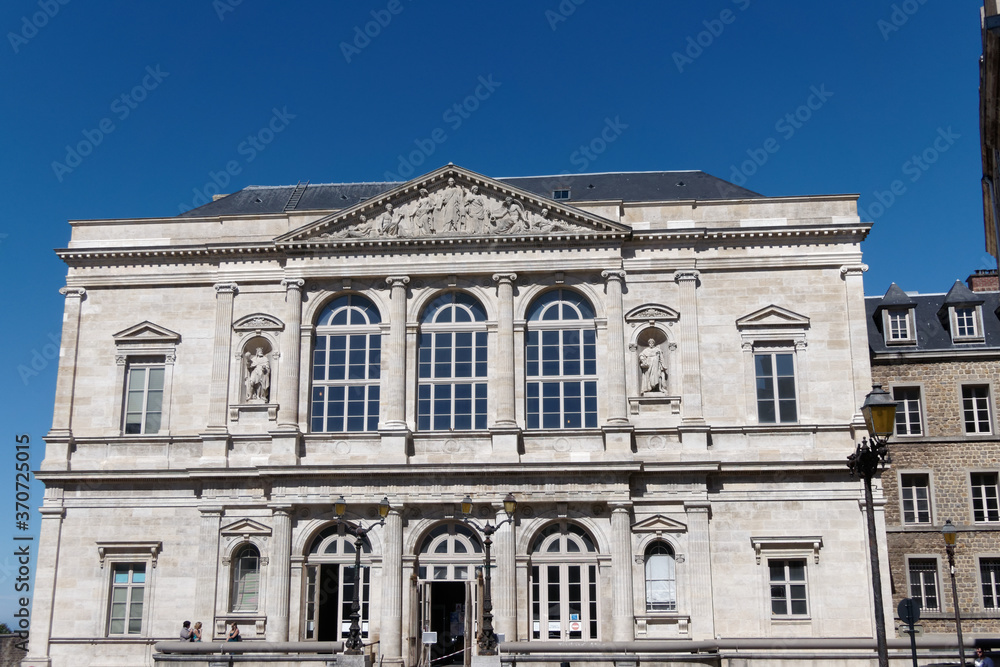 Architecture néoclassique du palais de justice de Boulogne sur mer - France