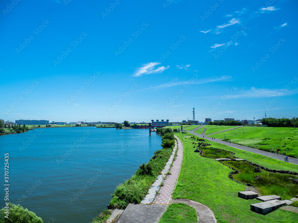 青空の広がる荒川と埼玉県川口市の風景。8月。