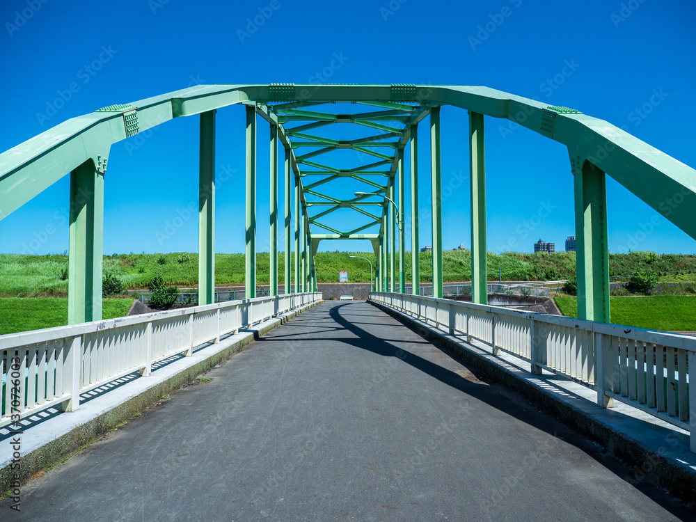 夏の青空と橋の風景　8月