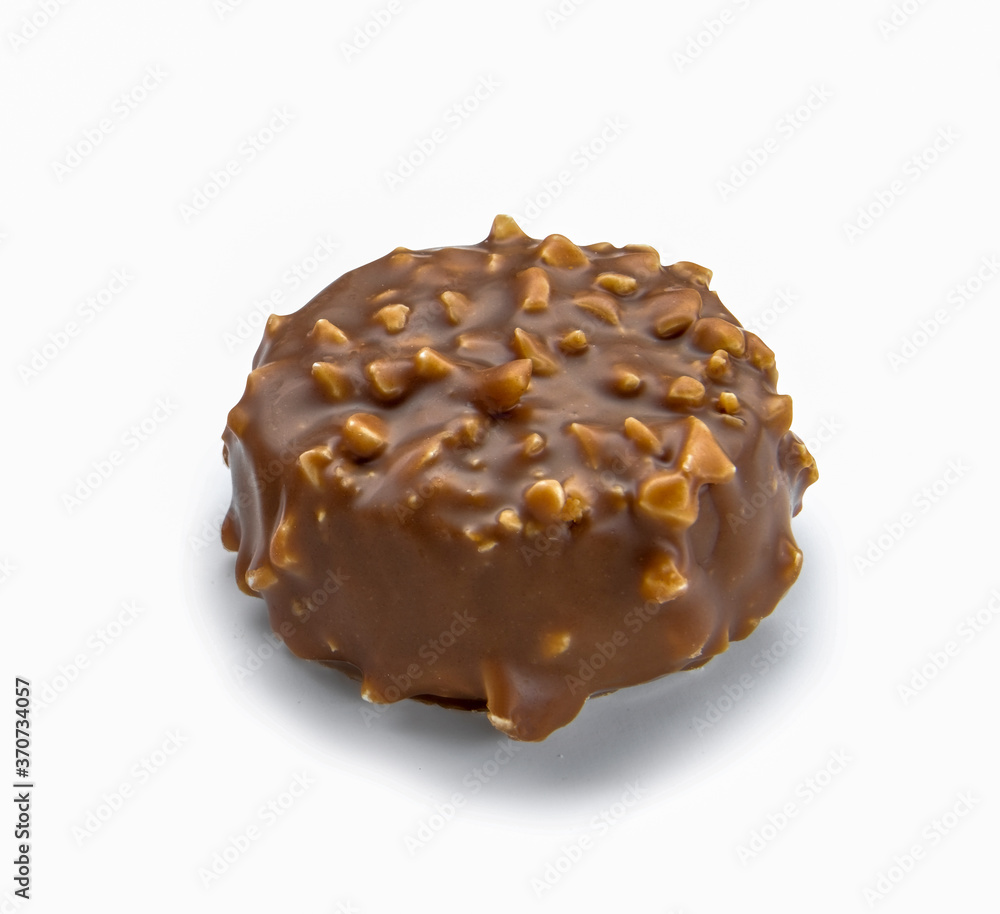bombón de chocolate con almendras sobre fondo blanco. chocolate bonbon with almonds on white background bombón de chocolate con almendras sobre fondo blanco. chocolate bonbon with almonds on white background