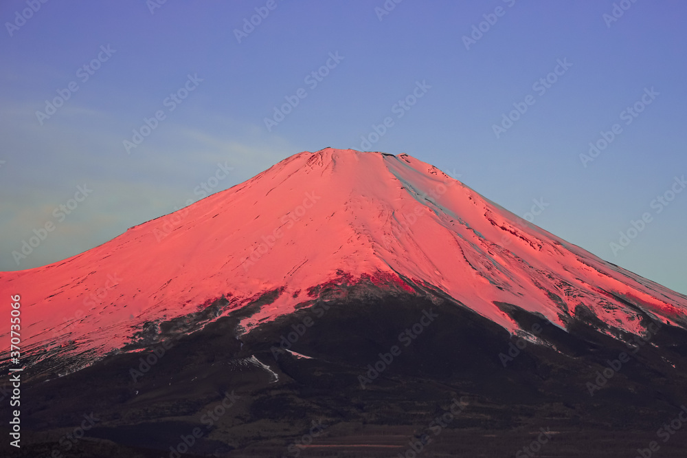 Fototapeta premium 2020年3月の朝から晴れた日、三国峠を越えて山中湖方面へドライブ。途中の「パノラマ台」と言う名前の展望台から夜明け前の赤富士山を眺めることが出来ました。