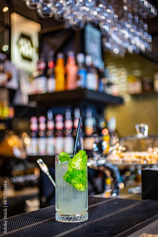 Cocktail poggiato sul bancone di un bar