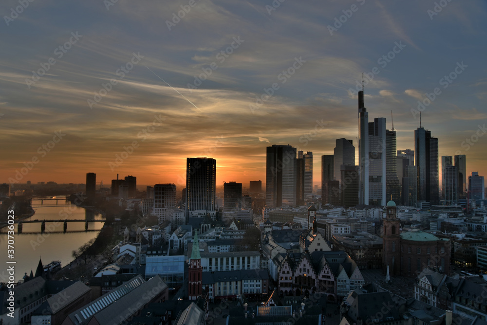 Die Hochhäuser von Frankfurt im Abendrot
