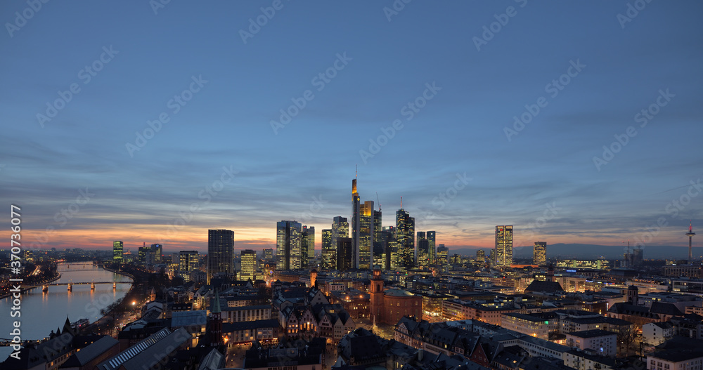 Die Lichter der Hochhäuser von Frankfurt in der Dämmerung