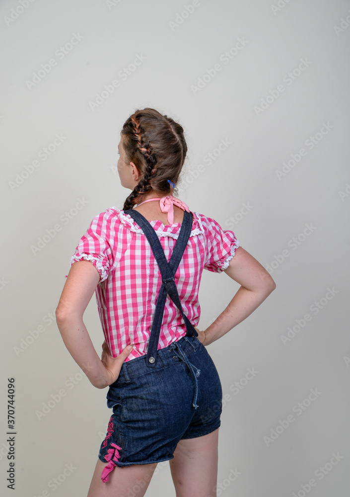 Frau junges Mädchen mädel bayrisch mit tracht lederhose lederhosn dirndl  wiesn oktoberfest Stock-Foto | Adobe Stock