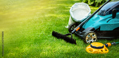 Cuadro en lienzo garden lawn care tools and equipment for perfect green grass