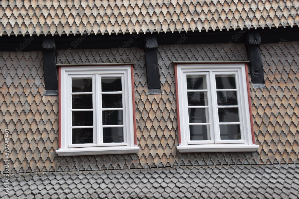 Mit grauen Holzschindeln verkleidetes hessisches Fachwerkhaus