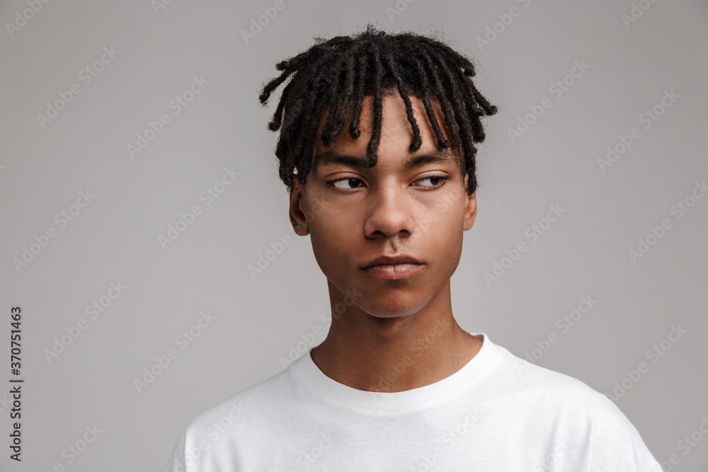 Obraz premium Attractive young african man wearing casual clothing