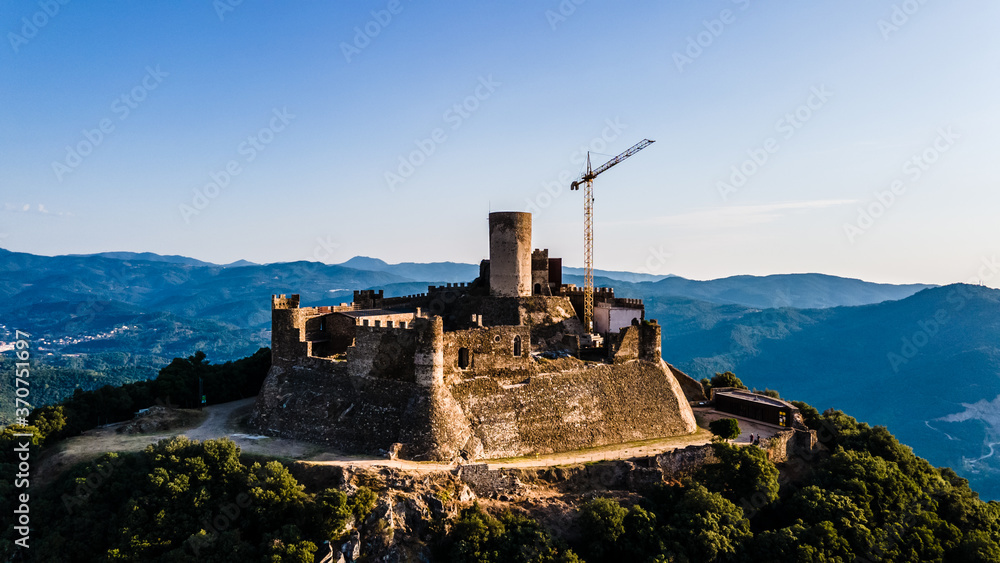 Vistas a un castillo situado encima de una alta montaña a 600 metros de altura en plena reforma
