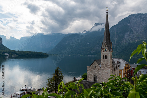 Panorama of city "Hallstatt", the lake "Hallstatt" and the "Dachstein" mountain range in the background in "Salzkammergut", Austria on a cloudy day  © Stefan