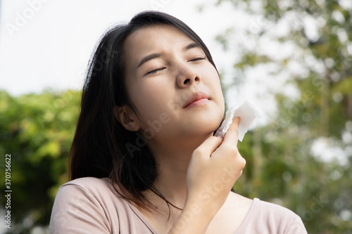 Φωτογραφία sweating woman in hot summer with tropical high and humid weather