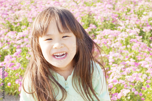 花畑の子供 © TMM.com