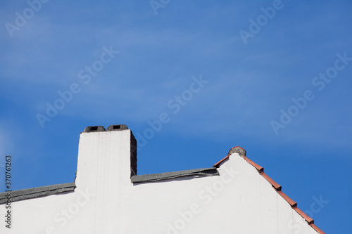 Dach, Schornstein, weisse Hauswand, Dachkante, Blauer Himmel © detailfoto
