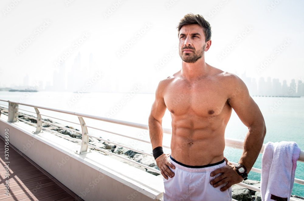 Obraz premium Beautiful man doing work out and different exercises outdoor