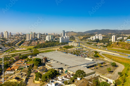 Foto aérea de um centro logistico