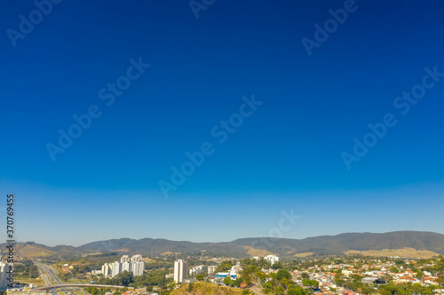 Foto aérea de uma pequena cidade, com céu azul © Marcos