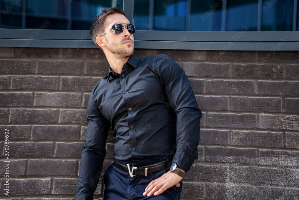 Obraz premium Portrait of a cheerful businessman posing outside
