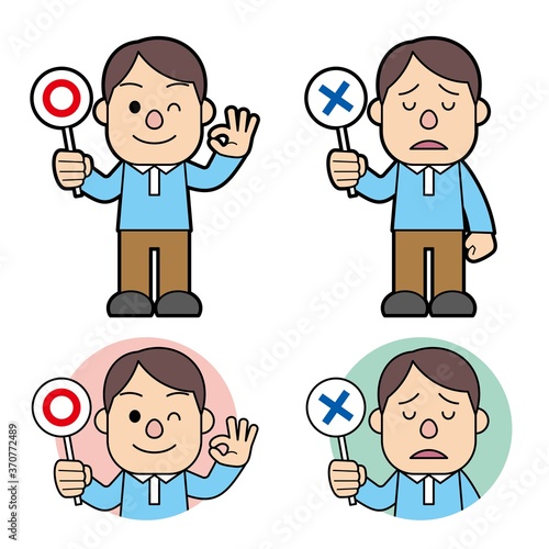 まるばつ札を持っている若い男性