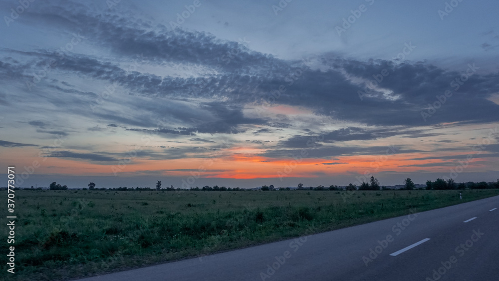 Sonnenuntergang neben einer Straße in Osteuropa