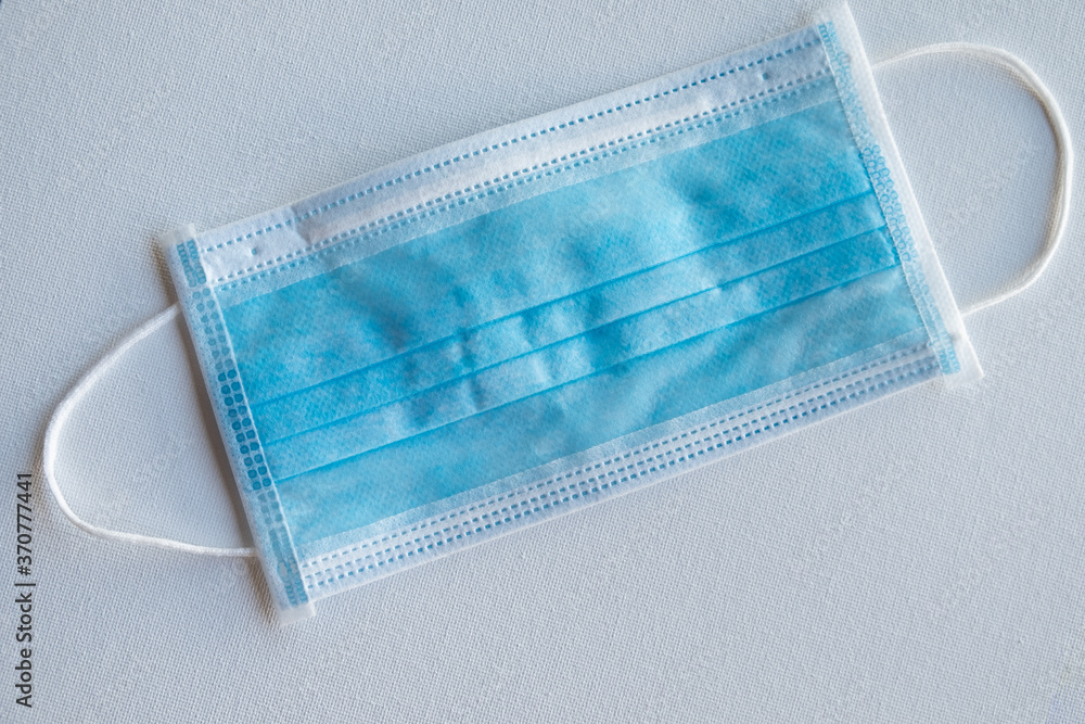 Mascarilla médica facial sobre fondo blanco. Protección contra coronavirus, gripe y otras infecciones transmitidas por el aire. Mascarilla médica facial sobre fondo blanco. Protección contra coronavirus, gripe y otras infecciones transmitidas por el aire.