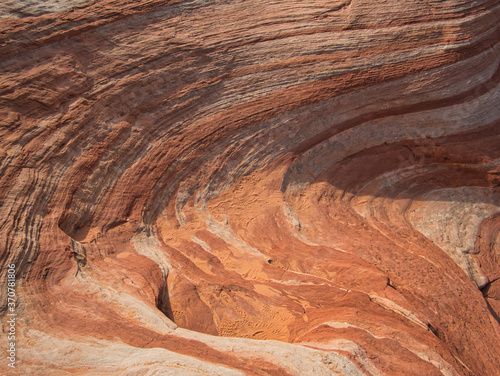 Wellenförmige Felsen mit Linien und Spuren im Sand
