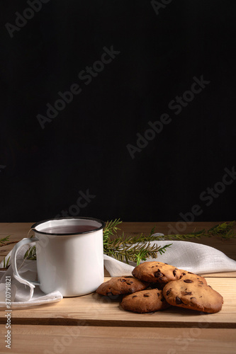 front view of tea with cookies