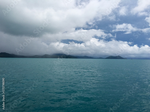 Meer mit Regenwolken auf den Whitsunday Islands