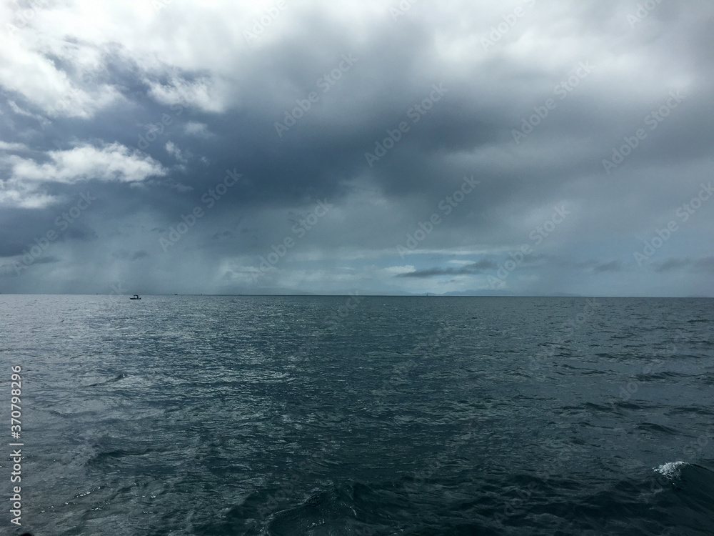 Meer mit Regenwolken auf den Whitsunday Islands