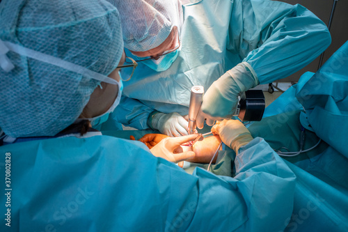 Foto 2 doctors operate on a wrist fracture in an operating theatre