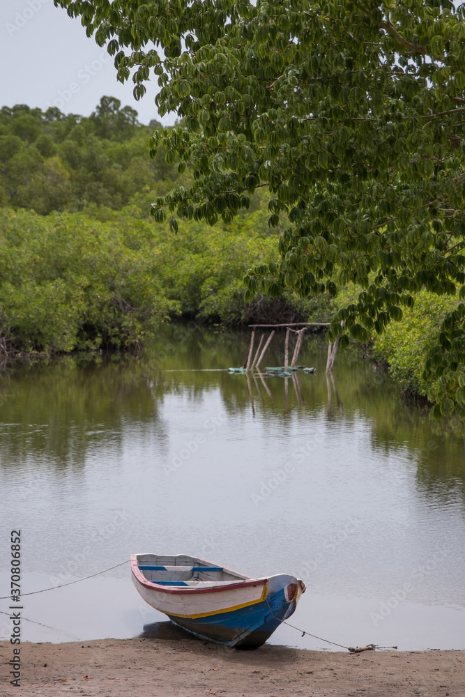 Piragua en el delta de los ríos Sine y Saloum