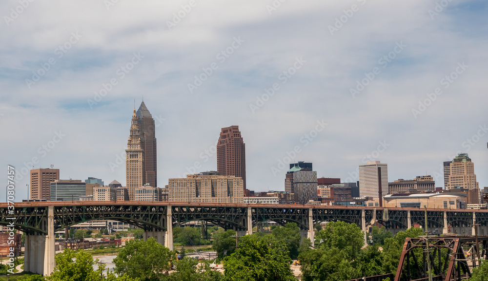 Obraz premium Cleveland, Ohio, downtown city skyline on a cloudy day
