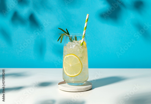 Canvastavla Glass ice lemonade with rosemary on blue background