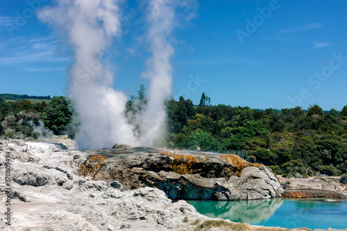 Photo Pohutu Geyser erupting with hot pool